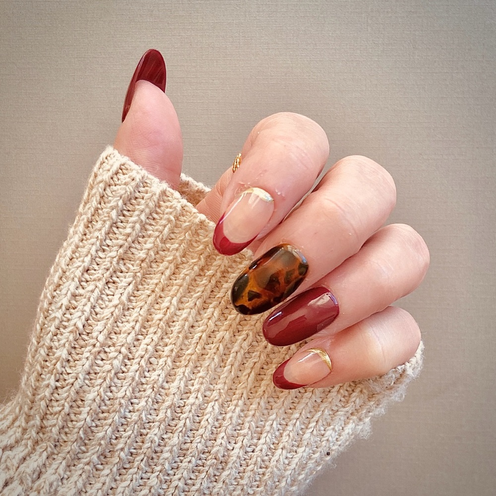 Hand painted artificial gel nails kit. Choose the size and shape that suits you!